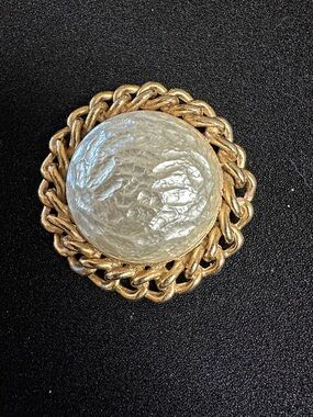 1969 Sarah Coventry Baroque Goddess Brooch Gold-Tone With Large Faux Pearl